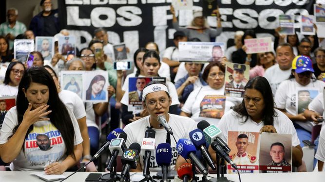 Diego Casanova (C), familiar de un preso político, a la espera de amnistía, interviene durante una rueda de prensa en Caracas el 23 de febrero de 2026.&nbsp;