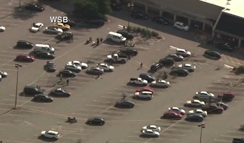 La Policía mantiene acordonada la zona donde se produjo el tiroteo en el condado DeKalb, en el estado de Georgia.