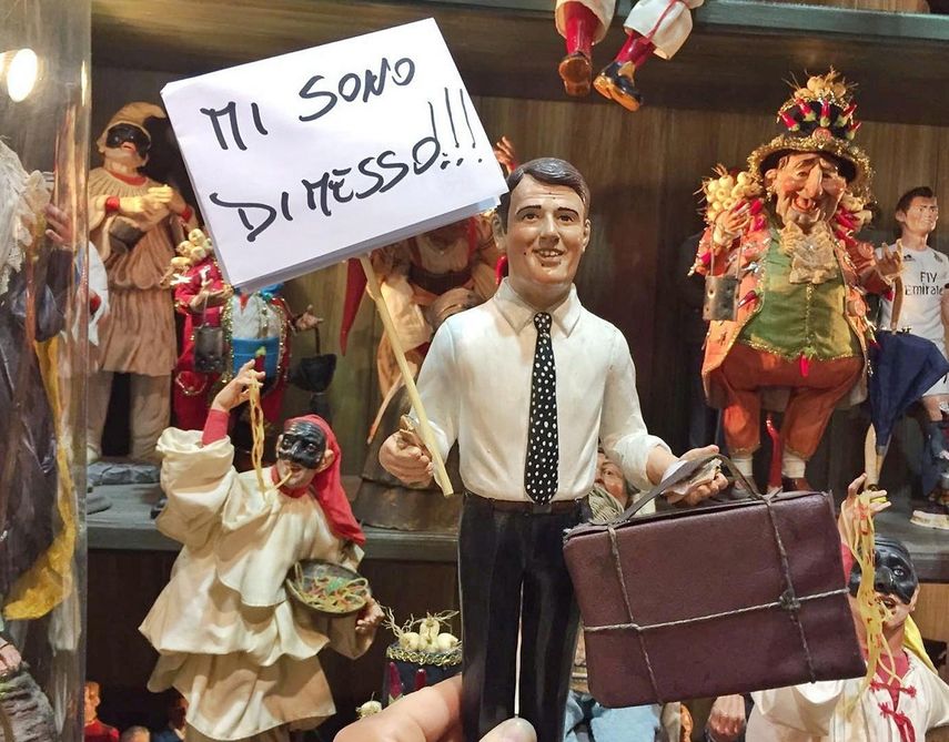 Imagen de una figurilla de Navidad del exprimer ministro italiano&nbsp;Mateo&nbsp;Renzi&nbsp;con un cartel en el que se puede leer Yo dimito, en una tienda de la calle San Gregorio Armeno en Nápoles