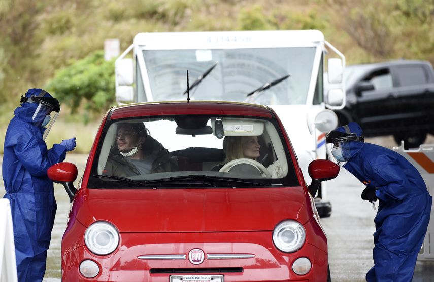 Trabajadores de la salud realizan pruebas de coronavirus en un centro de atenci&oacute;n gratuita desde el auto de la organizaci&oacute;n del actor Sean Penn, CORE, en el ayuntamiento de Malib&uacute;, California