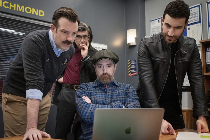 En esta imagen difundida por Apple TV+, de izquierda a derecha: Jason Sudeikis, James Lance, Brendan Hunt y Brett Goldstein en una escena de Ted Lasso.