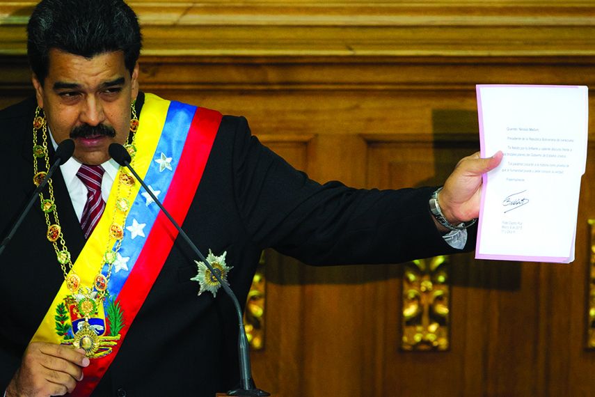 Maduro muestra una carta que le ha escrito el exgobernante cubano Fidel Castro el pasado martes durante un discurso en la Asamblea Nacional, en Caracas. (AP)