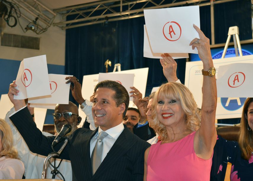 El superintendente de escuelas públicas Alberto M. Carvalho y la miembro de la Junta Escolar Mari Tere&nbsp;Rojas celebran la calificación A.