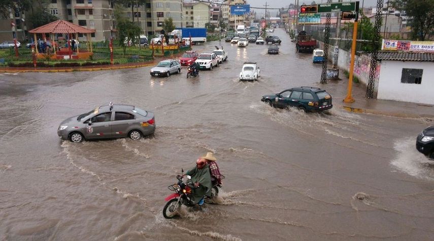 La lluvia persistente también dañó los techos de numerosas viviendas.