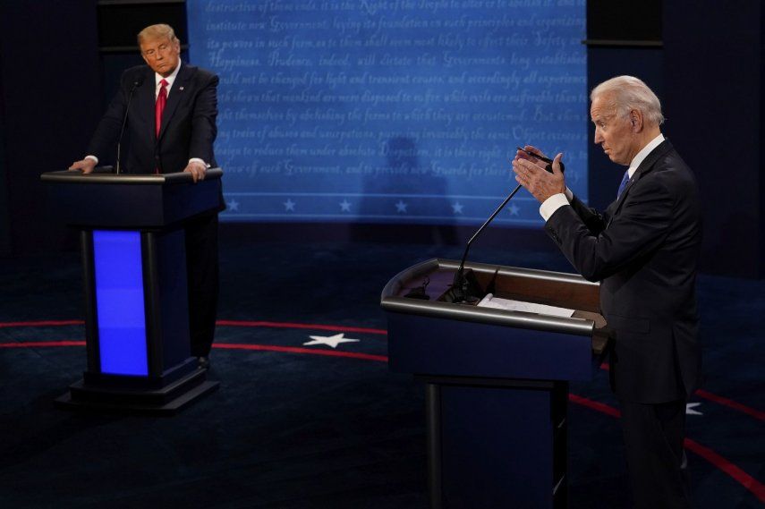 El exvicepresidente y candidato demócrata a la presidencia, Joe Biden, derecha, responde preguntas en un debate el 22 de octubre de 2020, en Nashville, Tennessee. 