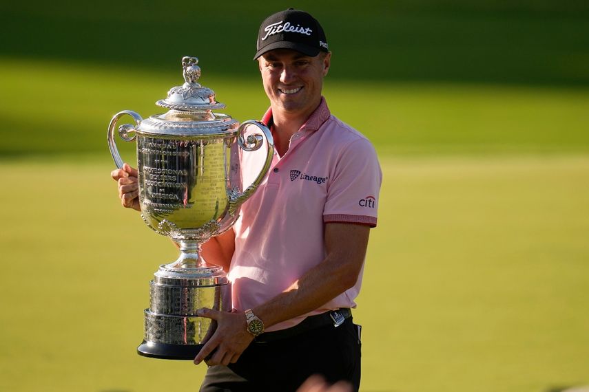 ustin Thomas sostiene el Trofeo Wanamaker tras ganar el torneo PGA Championship en un desempate contra Will Zalatoresi en el Club campestre Southern Hills en Tulsa, Oklahoma, el domingo 22 de mayo de 2022.