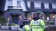 Policías en el Lighthouse Inn en Wallasey Village, cerca de Liverpool, Inglaterra, el 25 de diciembre de 2022.