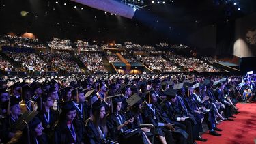 Los nuevos profesionales hicieron uso durante la ceremonia de las reddes sociales con el #MDCGRAD.