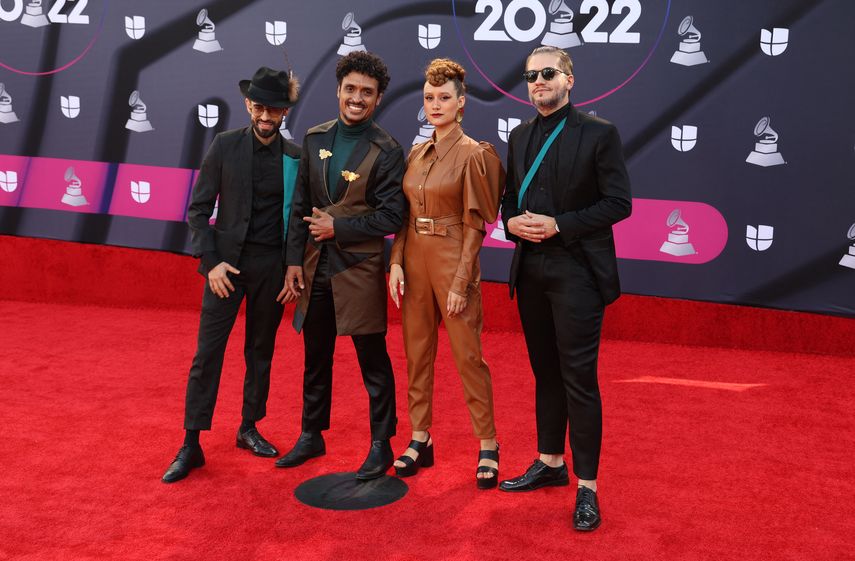 La banda colombiana Puerto Candelaria es una de las agrupaciones invitadas en la ceremonia de los Latin Grammy 2022.