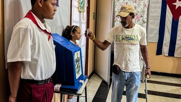Un hombre emite su voto en un colegio electoral durante la primera vuelta de las elecciones municipales para concejales en La Habana, Cuba, el 27 de noviembre de 2022.