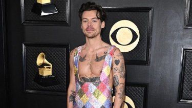El cantautor inglés Harry Styles llega a la 65.ª edición de los Premios Grammy en el Crypto.com Arena de Los Ángeles el 5 de febrero de 2023.