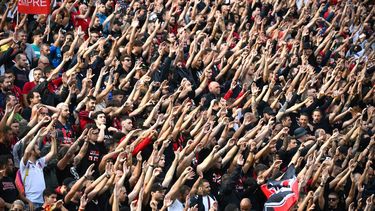 Hinchas del Milán de la Serie A italiana vitorean durante un partido contra Sassuolo el 30 de agosto del 2022 en Reggio Emilia.