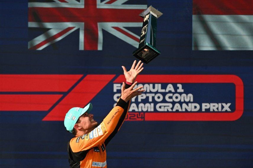 El piloto británico de McLaren, Lando Norris, lanza su trofeo al podio después de ganar el Gran Premio de Fórmula Uno de Miami 2024 en el Autódromo Internacional de Miami en Miami Gardens, Florida, el 5 de mayo de 2024.