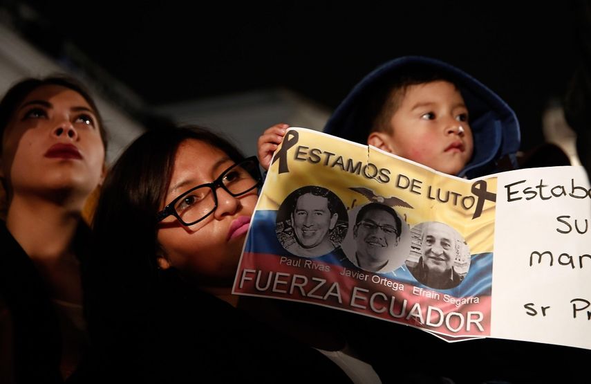 Tributo en Quito a la memoria del periodista Javier Ortega, el fotógrafo Paúl Rivas y el chofer Efraín Segarra, integrantes del equipo de prensa de El Comercio, asesinados por un grupo disidente de las FARC. 
