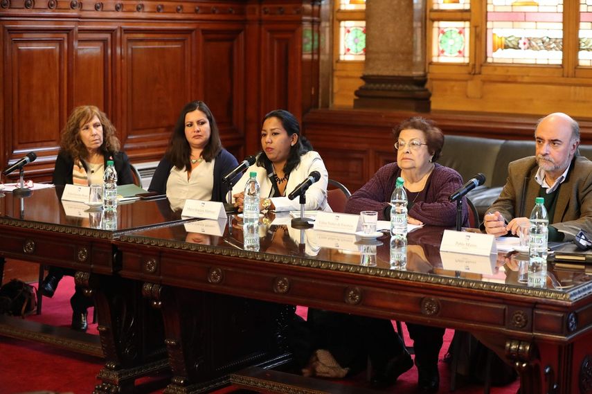 De izquierda a derecha: la senadora uruguaya por el partido de Gobierno, el Frente Amplio, Constanza Moreira; la directora para las Américas de Amnistía Internacional, Erika Guevara Rosas; la familiar de una de las víctimas de represión en Nicaragua, Graciela Martínez; la representante del Centro Nicaragüense de Derechos Humanos, Vilma Núñez, y el Senador por el Partido Indpendiente uruguayo Pablo Mieres, participan en la presentación del informe: Disparar a matar; estrategias de represión de la protesta en Nicaragua.