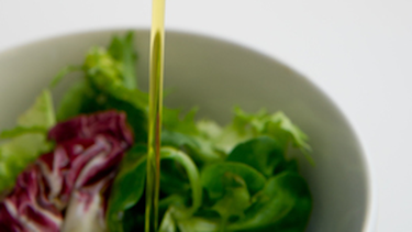 El aderezo agrega una buen sabor a la ensalada.