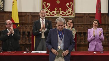 El escritor venezolano Rafael Cadenas, al frente, recibe un aplauso después de que el rey Felipe VI, segundo por la izquierda, y la reina Letizia, tercera por la derecha, le entregaran el Premio Cervantes de literatura en Madrid, España, el lunes 24 de abril de 2023.