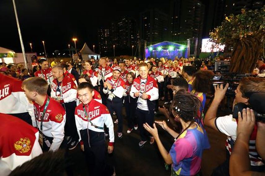 Integrantes de la delegación de Rusia son recibidos con aplausos en la ceremonia de bienvenida a la Villa Olímpica. (EFE)