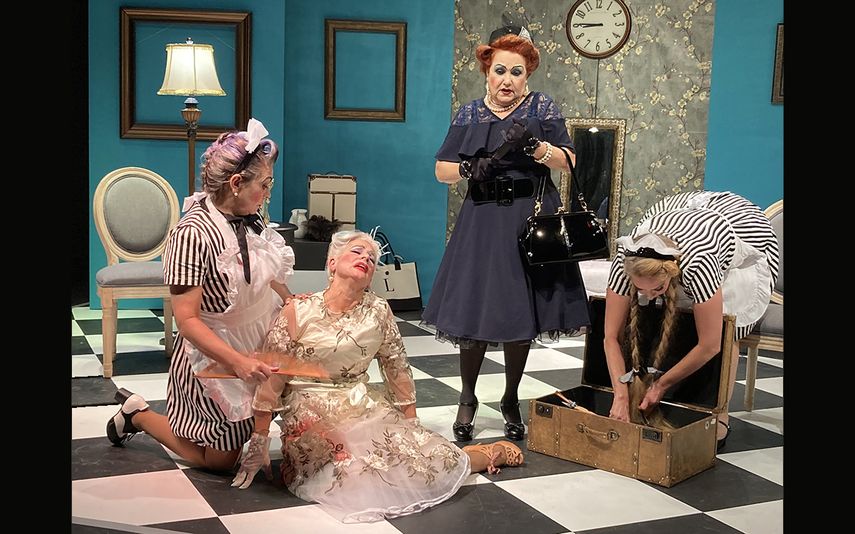 Belkis Proenza, Vivian Morales, Miriam Bermúdez y Aylin Silva interpretan la obra Siempre se olvida algo, de Virgilio Piñera, dirigida por Eddy Díaz Souza.