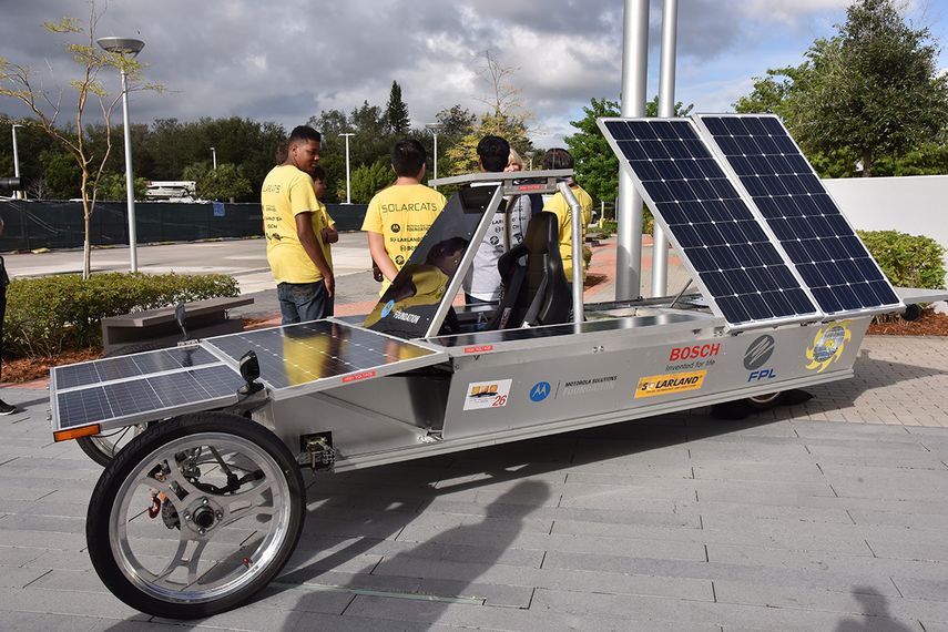 Un dosel solar localizado en el estacionamiento de la biblioteca y museo del condado de Broward. (GISELLE SANTALUCCI)