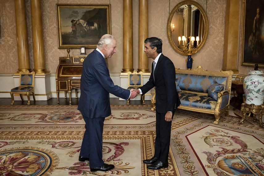 El rey Carlos III recibe a Rishi Sunak durante una audiencia en el Palacio de Buckingham, Londres, a donde invitó al líder del Partido Conservador, el 25 de octubre de 2022.&nbsp;