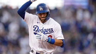 Chris Taylor es el undécimo pelotero que pega tres jonrones en la historia de las postemporadas durante el triunfo de los Dodgers de Los Ángeles