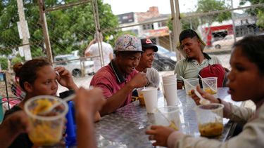 Frank Fernández (centro) junto a otros emigrantes venezolanos en el comedor popular Nueva Ilusión, de la Fundación Colombo-Venezolana, en Los Patios (Colombia) el 6 de agosto del 2022.