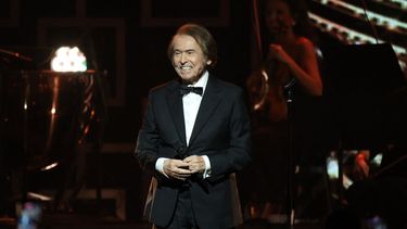 El homenajeado Raphael actúa en el escenario durante la ceremonia de la Persona del Año 2025 de la Academia Latina de la Grabación, que honra a Raphael, el 12 de noviembre de 2025 en Las Vegas, Nevada.&nbsp;