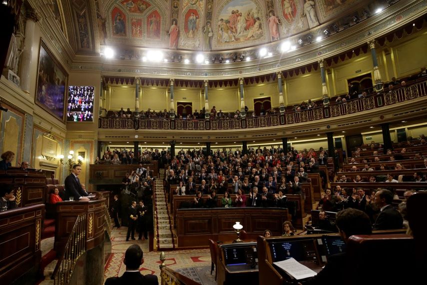 El presidente interino del gobierno de Espa&ntilde;a, Pedro S&aacute;nchez (izquierda), interviene durante un debate parlamentario para la formaci&oacute;n de gobierno, en Madrid, el 4 de enero de 2020. Foto Archivo.