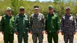 Esta foto muestra al jefe del Comando Sur, general Francis L. Donovan (centro); al jefe del Estado Mayor y primer viceministro de las Fuerzas Armadas Revolucionarias de Cuba (MINFAR), general Roberto Legra Sotolongo (segundo de la izquierda) y otros oficiales militares cubanos, durante su reunión en el perímetro de la Estación Naval de EEUU, en la Bahía de Guantánamo, Cuba, el 29 de mayo de 2026. Esta foto muestra al jefe del Comando Sur, general Francis L. Donovan (centro); al jefe del Estado Mayor y primer viceministro de las Fuerzas Armadas Revolucionarias de Cuba (MINFAR), general Roberto Legra Sotolongo (segundo de la izquierda) y otros oficiales militares cubanos, durante su reunión en el perímetro de la Estación Naval de EEUU, en la Bahía de Guantánamo, Cuba, el 29 de mayo de 2026.