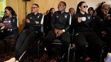 Las jugadoras de la selección de Sudáfrica durante una rueda de prensa en Johannesburgo, Sudáfrica, el miércoles 5 de julio de 2023.