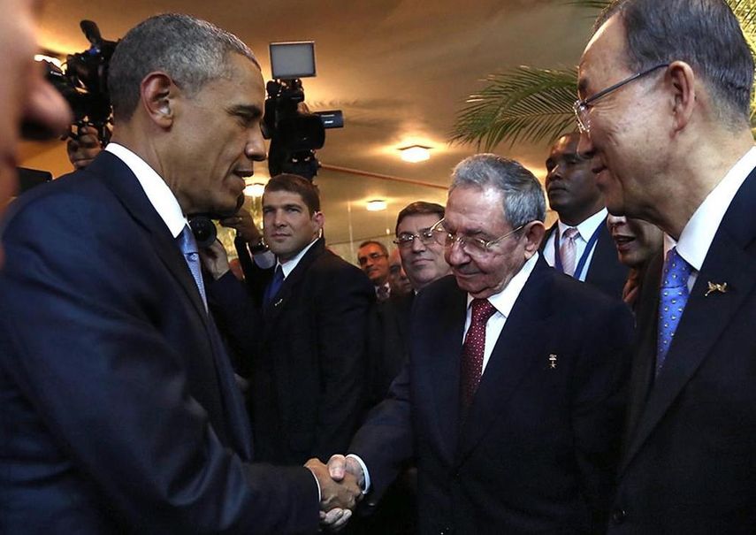 Los presidentes Obama y Castro se saludaron con un apretón de manos en la pasada Cumbre de las Américas. (EFE/Archivo)