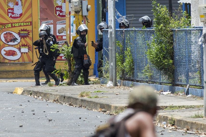 Policías y paramilitares nicaragüenses se enfrentan a manifestantes durante una protesta contra el gobierno de Daniel Ortega en la ciudad de Masaya en mayo último.