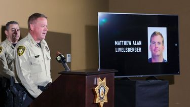 Una imagen de Matthew Alan Livelsberger es mostrada en un monitor mientras el alguacil del Departamento de Policía Metropolitana de Las Vegas, Kevin McMahill, habla sobre el Tesla Cybertruck que explotó el día de Año Nuevo frente a la entrada del Trump International Hotel & Tower Las Vegas, el 2 de enero de 2025 en Las Vegas. &nbsp;Nevada.
