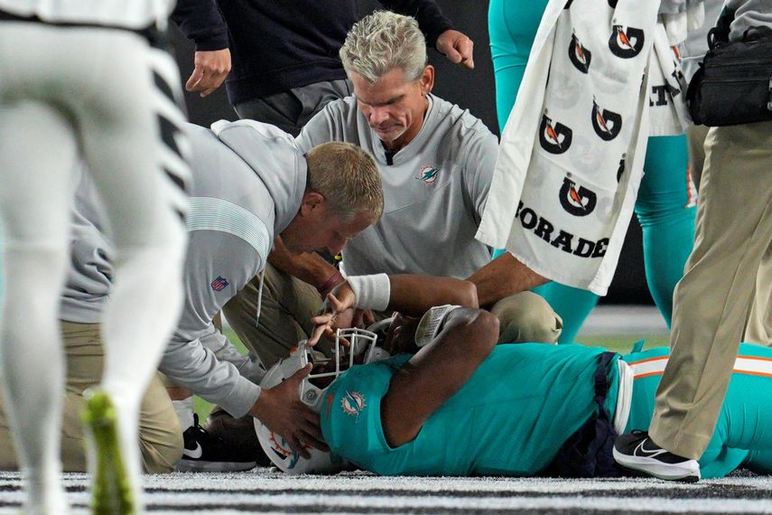 Tua Tagovailoa, quarterback de los Dolphins de Miami, recibe atención tras golpearse la cabeza y el cuello durante el partido del jueves 29 de septiembre de 2022