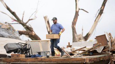 Un hombre busca entre los restos de una casa dañada por un tornado el martes 21 de mayo de 2024 en Greenfield, Iowa.&nbsp;