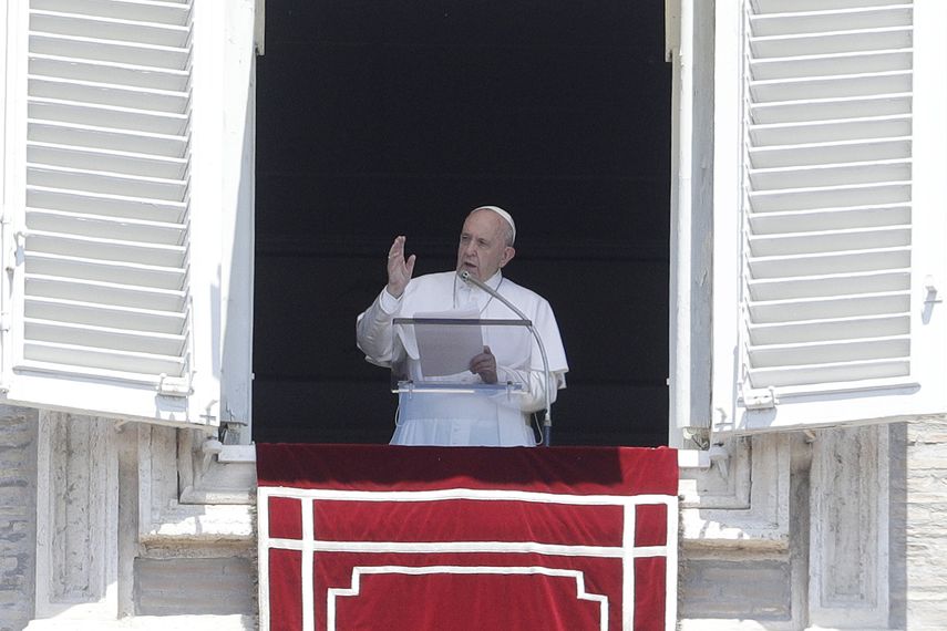 El papa Francisco saluda a los fieles tras la oración del Angelus desde la ventana de su estudio con vista a la plaza de San Pedro, en el Vaticano, el domingo 21 de julio de 2019.&nbsp;