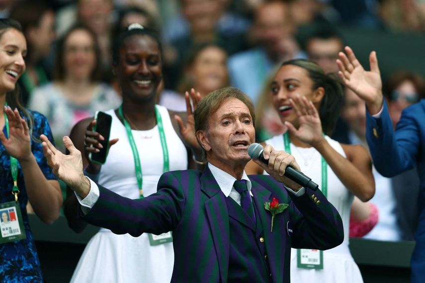 El cantante británico Cliff Richard se presenta durante la Ceremonia del Centenario de la Cancha Central, en el séptimo día del Campeonato de Wimbledon 2022 en el All England Tennis Club en Wimbledon, al suroeste de Londres, el 3 de julio de 2022. &nbsp;