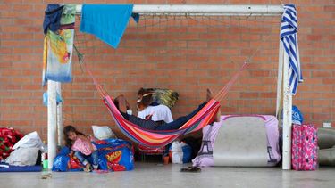 Desplazados venezolanos descansan bajo una portería de fútbol en un refugio instalado en un centro comunitario en Arauquita, Colombia, en la frontera con Venezuela.