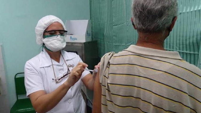 Una enfermera vacuna a una persona en Cuba.&nbsp;