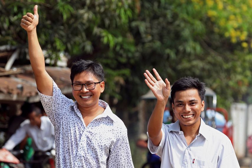 Los reporteros de Reuters Wa Lone (i) y Kyaw Soe Oo (d) celebran tras ser liberados de la prisión de Insein después de recibir un indulto presidencial en Yangon,&nbsp;Birmania, el 7 de mayo de 2019.&nbsp;&nbsp;