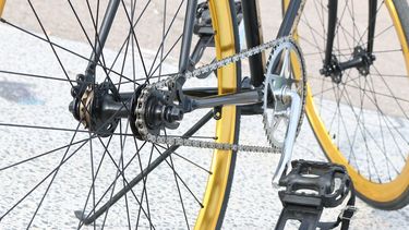 En tiempos de cuarentena transformar la bici de carrera en una est&aacute;tica para hacer ejercicios es una buena opci&oacute;n.&nbsp;