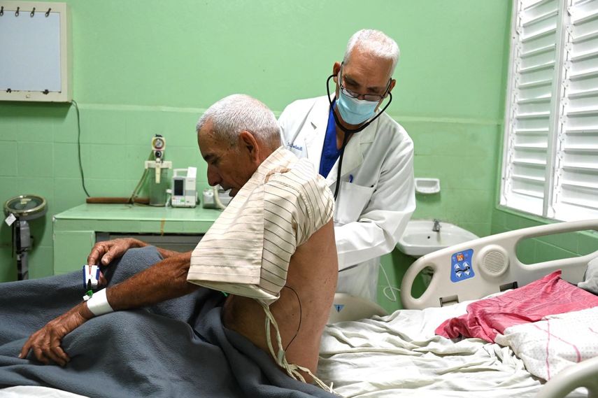 El doctor Alexey López examina a un paciente en la sala de cardiología del hospital Calixto García de La Habana el 12 de febrero de 2024.