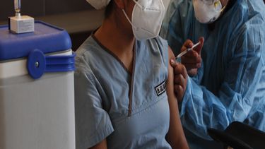 Una enfermera recibe una inyección de la vacuna rusa Sputnik V para el COVID-19 en el Hospital Municipal de Cotahuma en La Paz, Bolivia, el miércoles 3 de febrero de 2021.&nbsp;