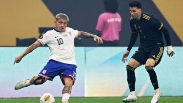 Diego Luna #10 de Estados Unidos pasa el balón mientras es defendido por Jorge Sánchez #2 de México en el primer tiempo de la final de la Copa Oro de la CONCACAF 2025&nbsp; &nbsp;