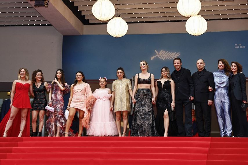 Las actrices Andrea Bescond, Antonia Buresi, Alexandra Noisier, Lea Gorla, Ashley Romano, Malou Khebizi, la directora Agathe Riedinger, los actores Idir Azougli y Alexis Manenti, y las productoras Priscilla Bertin y Judith Nora llegan para la proyección de la película Diamant Brut, en la 77.ª edición del Festival de Cine de Cannes en Cannes el 15 de mayo de 2024. &nbsp;