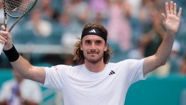 El griego Stefanos Tsitsipas saluda a la afición tras superar al chileno Cristian Garin of en los octavos de final del Abierto de Miami el lunes 27 de marzo del 2023.&nbsp;