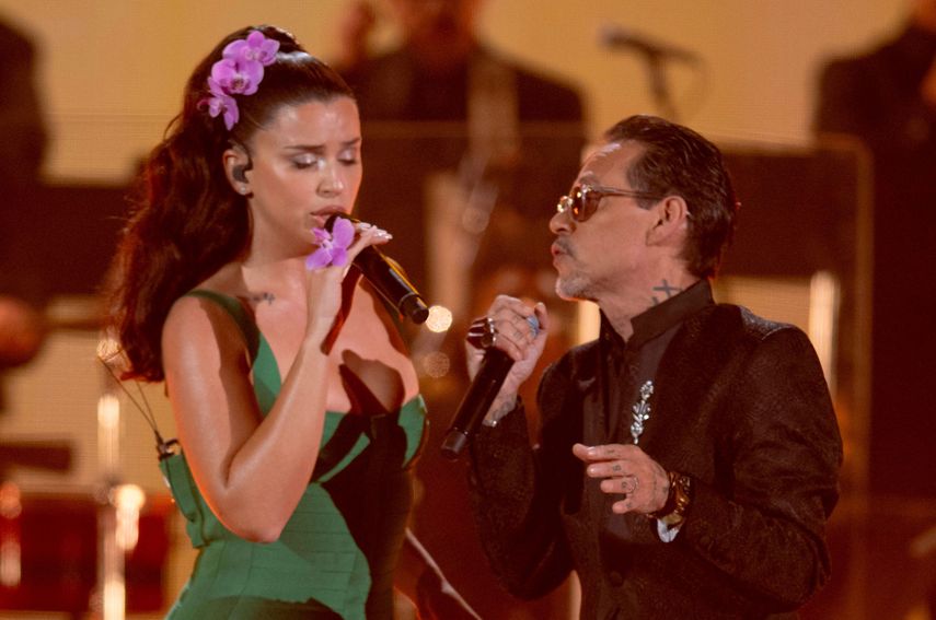 Nathy Peluso y Marc Anthony en su presentación durante el 38.° Premio Lo Nuestro de Univision en el Kaseya Center el 19 de febrero de 2026 en Miami, Florida.