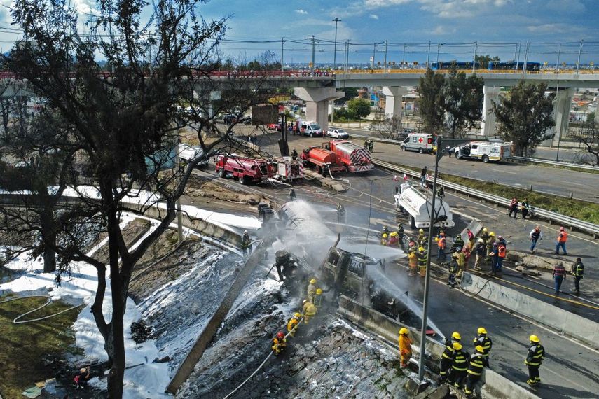 Bomberos mexicanos extinguen las llamas de un camión cisterna que explotó en la Ciudad de México el 10 de septiembre de 2025. Casi 60 personas resultaron heridas, 19 de ellas de gravedad, cuando un camión cisterna explotó en la Ciudad de México el 10 de septiembre de 2025, causando daños generalizados, informaron las autoridades municipales. (Foto de Valentina ALPIDE / AFP)