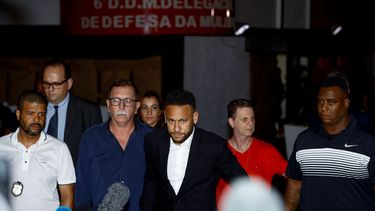 Neymar Jr. deja la Comisaría de Defensa de la Mujer en Sao Paulo, después de dar testimonio en el caso donde es acusado por el crimen de violación a la modelo Najila Trindade.